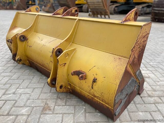 Лопата CAT Backhoe bucket