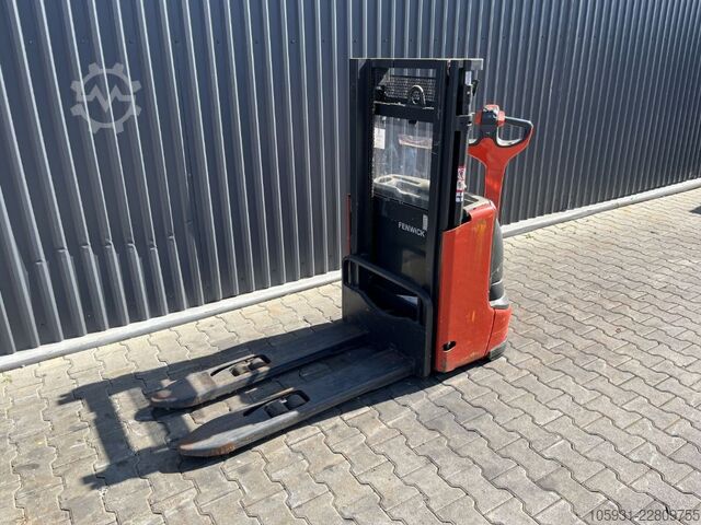 Pedestrian Stacker Linde L10