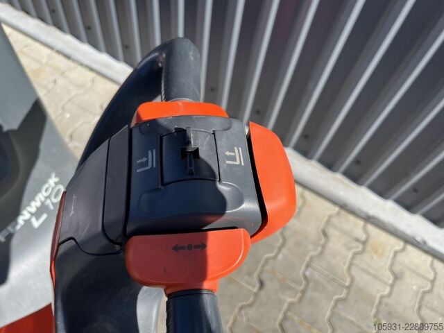 Pedestrian Stacker Linde L10