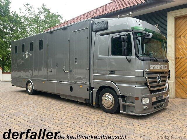Cattle truck Mercedes-Benz Actros 1841 Megaspace 8-9 Pferde