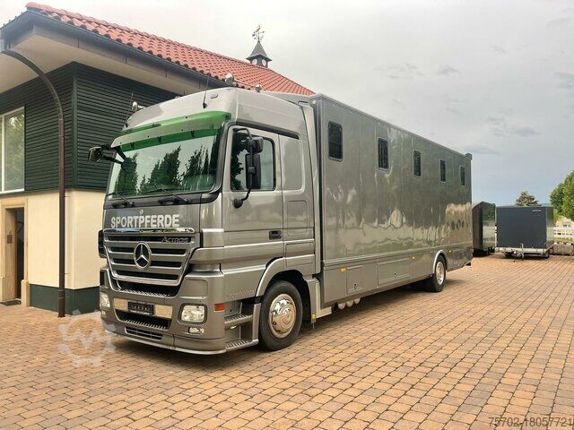 Cattle truck Mercedes-Benz Actros 1841 Megaspace 8-9 Pferde
