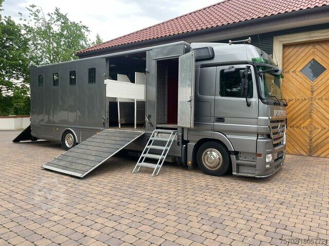 Cattle truck Mercedes-Benz Actros 1841 Megaspace 8-9 Pferde