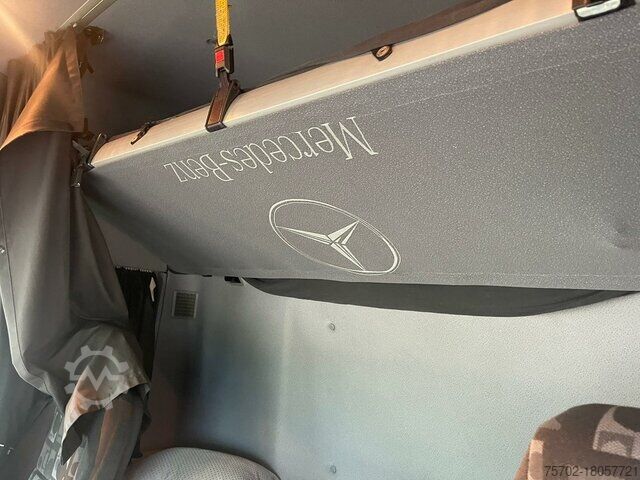 Cattle truck Mercedes-Benz Actros 1841 Megaspace 8-9 Pferde