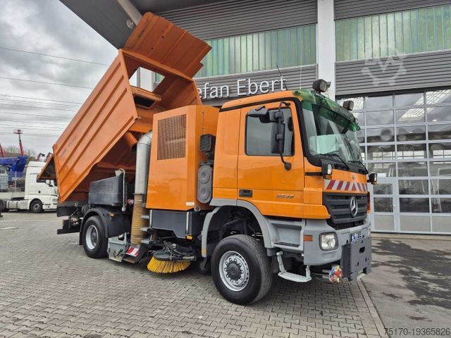 מטאטא כבישים MERCEDES-BENZ Actros 2032 A 4x4 Bucher STKF 9500 Airport 30x