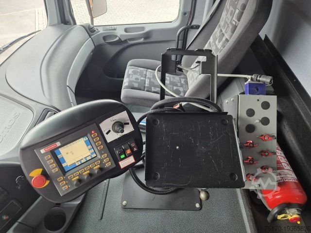 מטאטא כבישים MERCEDES-BENZ Actros 2032 A 4x4 Bucher STKF 9500 Airport 30x