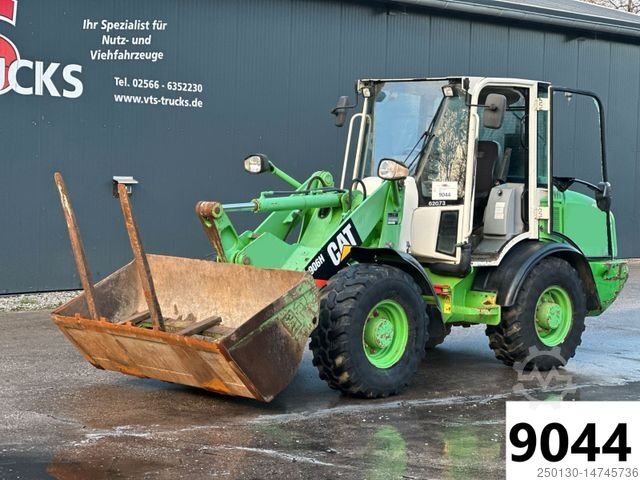 Utovarivač na kotačima CATERPILLAR 906 H mit Schaufel & Palettengabel