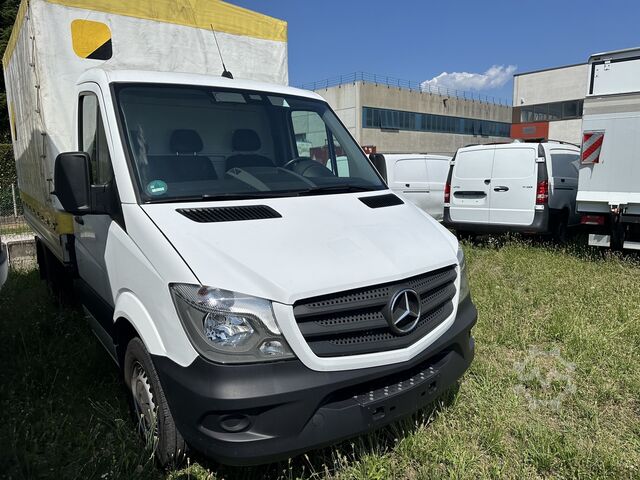 Plachtová dodávka Mercedes-Benz 211