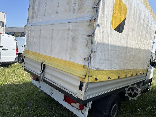 Plachtová dodávka Mercedes-Benz 211