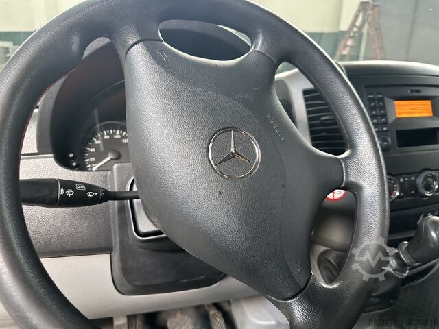 Plachtová dodávka Mercedes-Benz 211