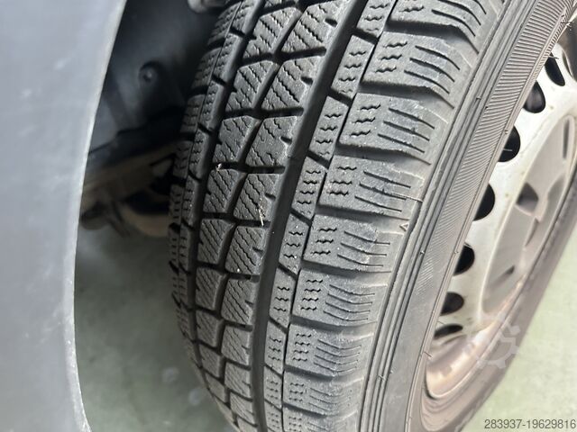 Plachtová dodávka Mercedes-Benz 211