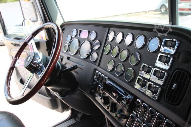 Staðlaður dráttarbíll PETERBILT 389