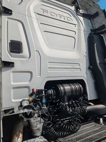 大容量トラクターユニット FORD F-MAX 500 LUXURY Mega