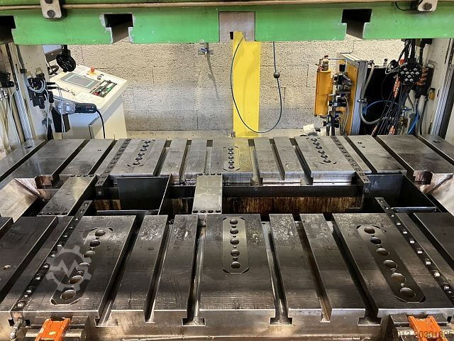 Meninju dan membentuk pers - mekanis MÜLLER PMLE 250 X 2000 R-HK