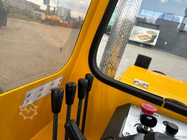 Carrello elevatore a 4 direzioni Combilift C2500 / Compact / Wide positioner