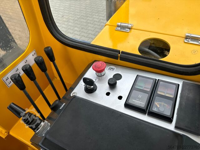 Carrello elevatore a 4 direzioni Combilift C2500 / Compact / Wide positioner