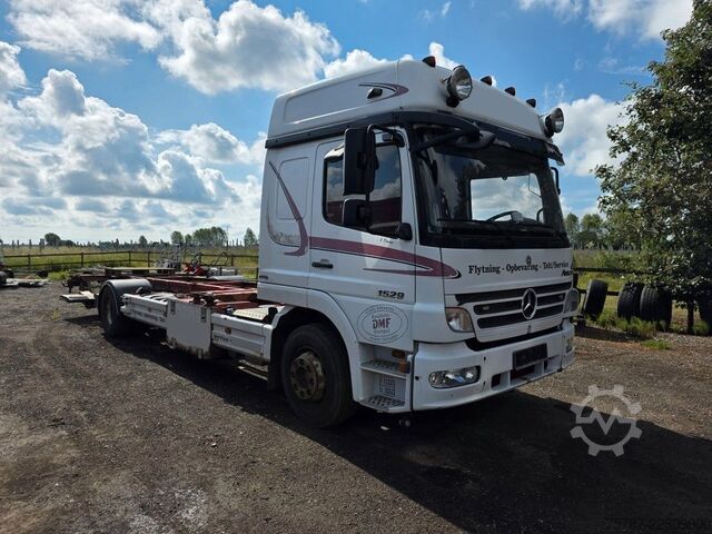 Camión con caja móvil MERCEDES-BENZ 1524 BDF mit Klima, Ladebordwand, 2 x Bett