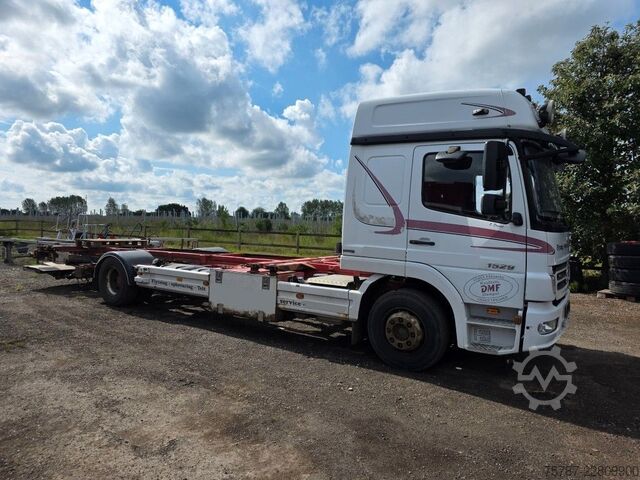 Camión con caja móvil MERCEDES-BENZ 1524 BDF mit Klima, Ladebordwand, 2 x Bett