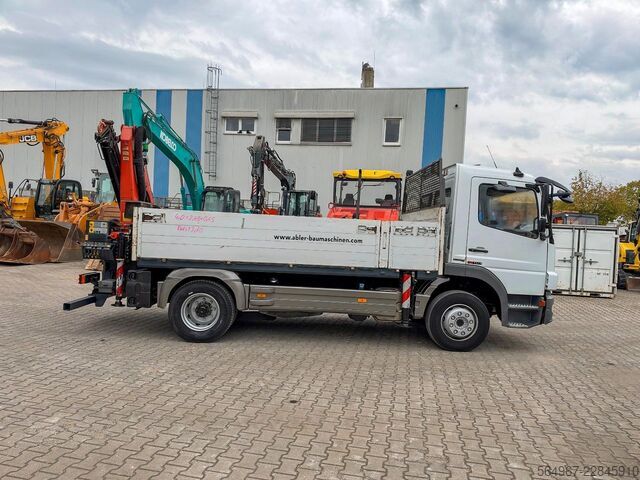 Truk flatbed MERCEDES-BENZ 1224 Atego 4x2 Blatt-Luft Kran