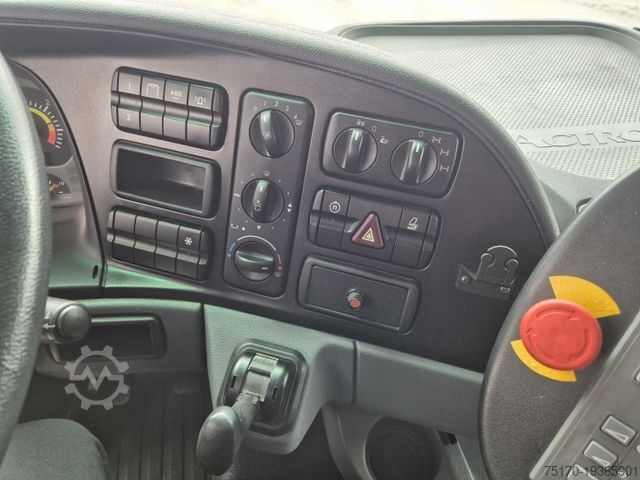 מטאטא כבישים MERCEDES-BENZ Actros 2032 A 4x4 Bucher STKF 9500 Airport 30x