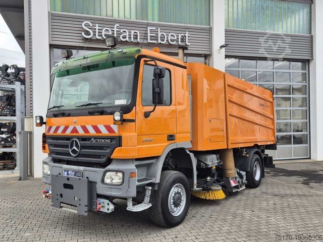 Veegmachine MERCEDES-BENZ Actros 2032 A 4x4 Bucher STKF 9500 Airport 30x
