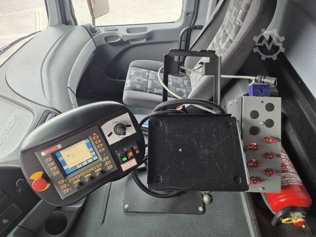 Veegmachine MERCEDES-BENZ Actros 2032 A 4x4 Bucher STKF 9500 Airport 30x