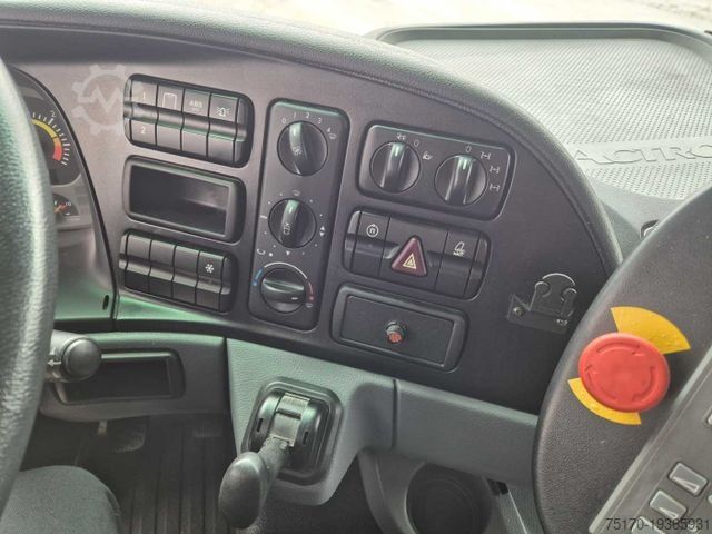 מטאטא כבישים MERCEDES-BENZ Actros 2032 A 4x4 Bucher STKF 9500 Airport 30x