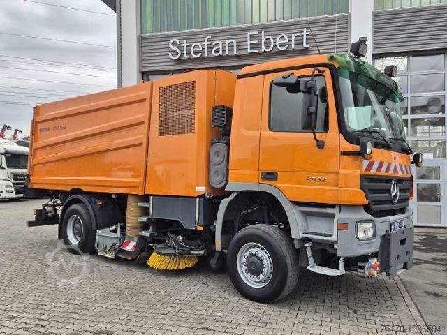 מטאטא כבישים MERCEDES-BENZ Actros 2032 A 4x4 Bucher STKF 9500 Airport 30x