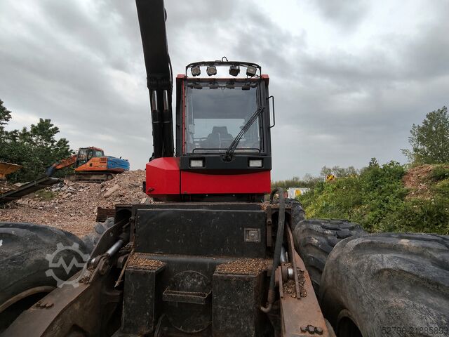 Penuai dengan Kepala Penuai Komatsu 941.1