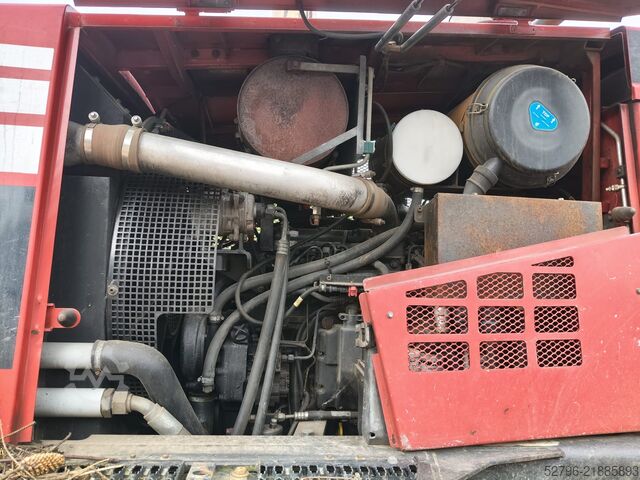 Penuai dengan Kepala Penuai Komatsu 941.1