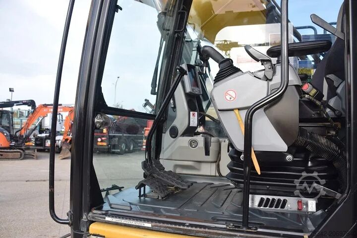 Gravemaskine med larvebånd Caterpillar 323E-stock id2