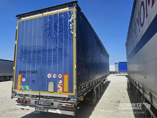 Semi-reboque aberto com lona Schmitz Cargobull Semitrailer Curtainsider Mega