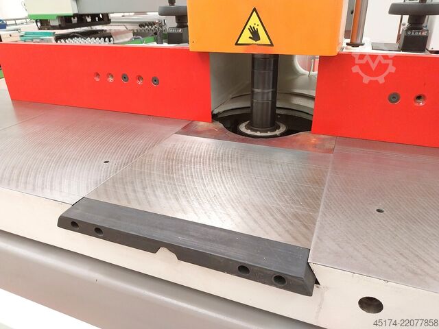 Fresadora con husillo inclinable SCM T 150 E