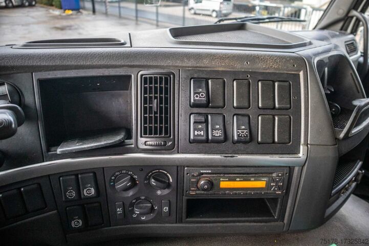 Peitto VOLVO FM 330-6x2-E5+10 pneus/tires+intarder