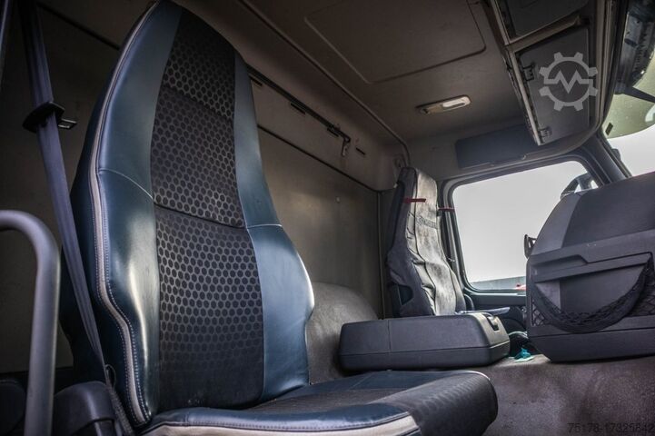 Peitto VOLVO FM 330-6x2-E5+10 pneus/tires+intarder