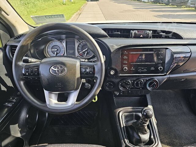 Nouto TOYOTA HI-LUX 2.4 4x4 Airco NAP Pickup