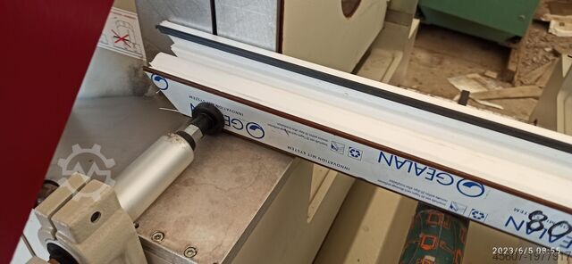 Abschrägemaschine für Alu, PVC und Holz Saw 2 a head for precision cutting of aluminum Saw 2 a head for precision cutting of aluminum