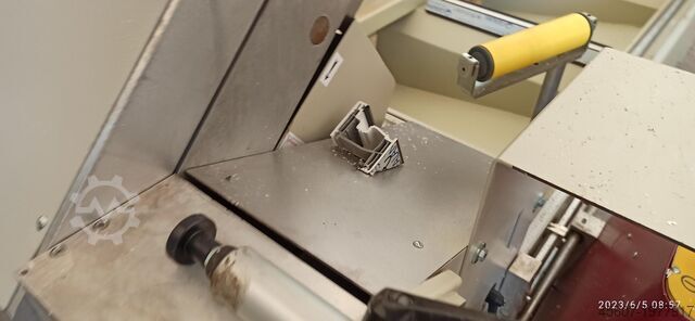 Abschrägemaschine für Alu, PVC und Holz Saw 2 a head for precision cutting of aluminum Saw 2 a head for precision cutting of aluminum
