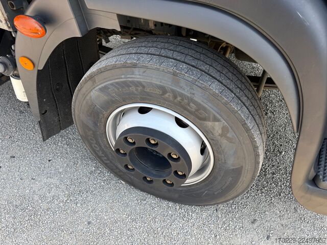 Camión con caja abierta y plataforma elevadora hidráulica iveco eurocargo 160-250