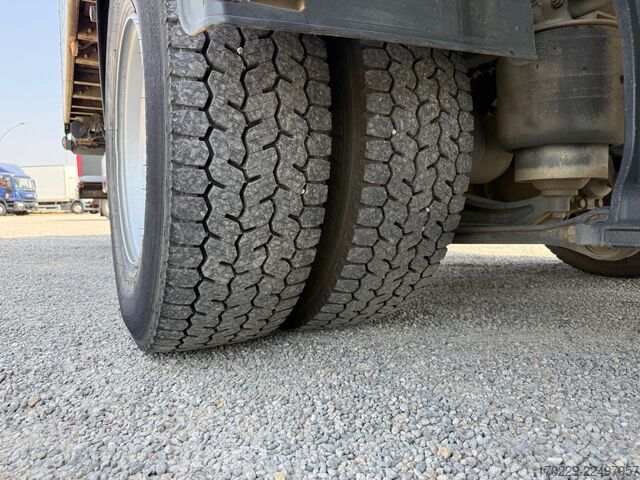 Camión con caja abierta y plataforma elevadora hidráulica iveco eurocargo 160-250