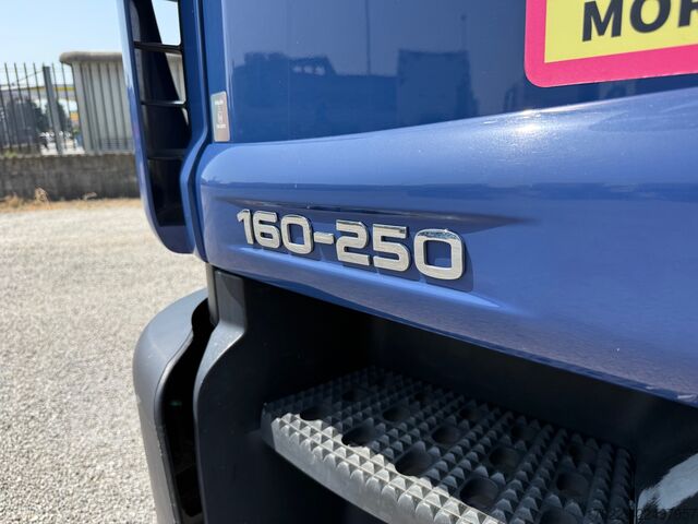 Camión con caja abierta y plataforma elevadora hidráulica iveco eurocargo 160-250