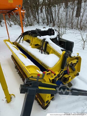 Žemės ūkio mašina Multihog Kombi-Schneepflug+Kehrwalze