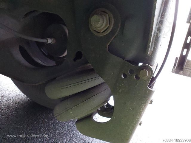 Semi-remorque fourgon Fruehauf Semitrailer Dryfreight Standard Porte relevante