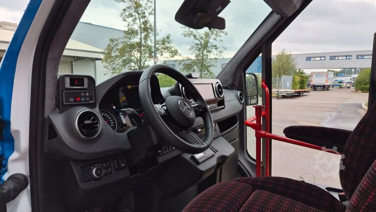 Minibus MERCEDES-BENZ Sprinter 517 Heckniederflur Vorlauffahrzeug