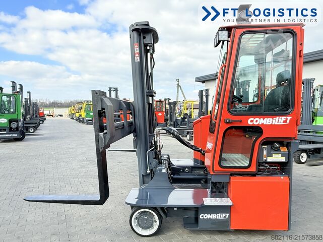štvorcestný vysokozdvižný vozík Combilift C3000ET TRIPLEX 5940 WIDE FORK POSITIONE