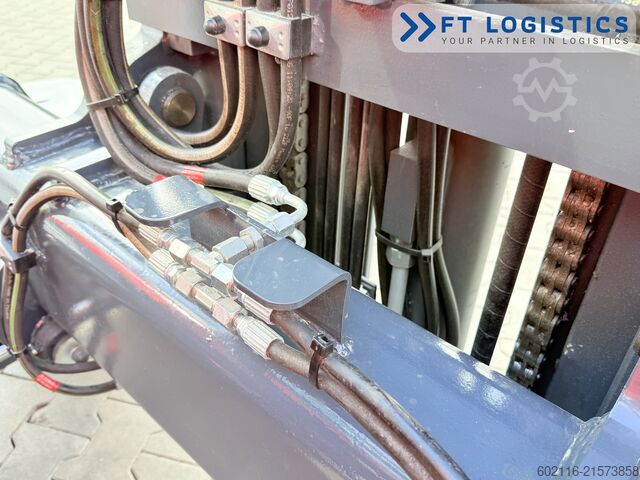 štvorcestný vysokozdvižný vozík Combilift C3000ET TRIPLEX 5940 WIDE FORK POSITIONE