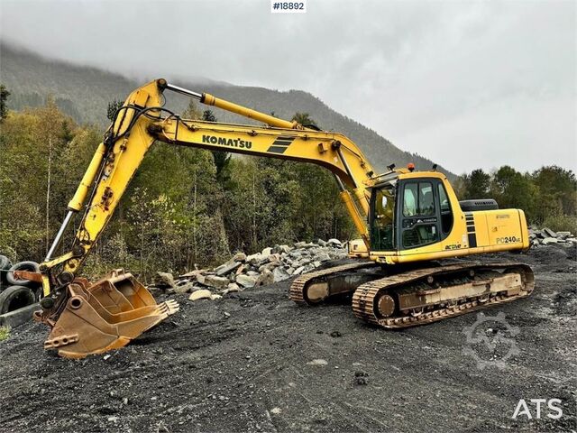 Excavadora sobre orugas Komatsu PC240LC-6K Crawler Excavator w/ Digging Bucket.