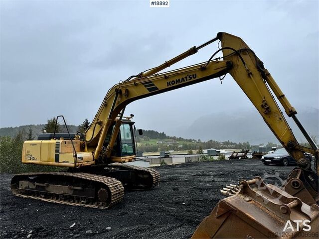 Excavadora sobre orugas Komatsu PC240LC-6K Crawler Excavator w/ Digging Bucket.