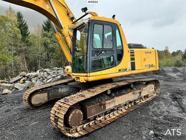 Excavadora sobre orugas Komatsu PC240LC-6K Crawler Excavator w/ Digging Bucket.