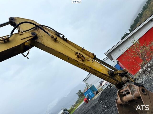 Excavadora sobre orugas Komatsu PC240LC-6K Crawler Excavator w/ Digging Bucket.