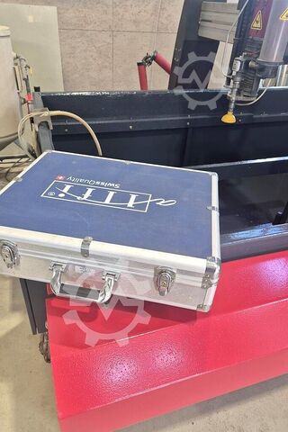 Mașină de tăiat cu jet de apă OMAX MAXIEM 1515